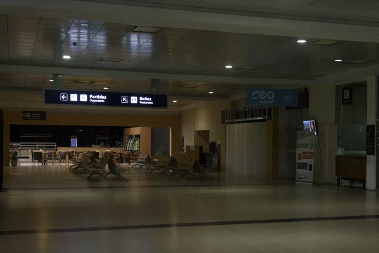 El hall principal del aeropuerto este domingo (Foto: Marcelo Martínez)