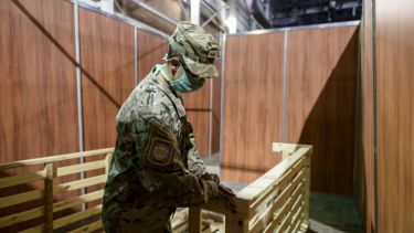 Personal del Ejército trabaja en la instalación del predio, que ocupa varios de los salones. Foto: Télam.-