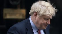 Imagen de Boris Johnson continúa estable y de buen humor tras pasar la segunda noche en terapia intensiva