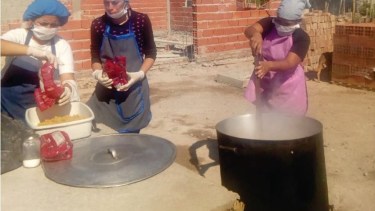 Desde las organizaciones sociales organizan diferentes campañas solidarias para llegar con alimentos a los barrios. Foto gentileza Niunpibemenosxladroga