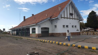 Las inmediaciones de la vieja estación de trenes se ven desoladas. Solo unos pocos vecinos circulan diariamente por el lugar. (Foto: José Mellado).