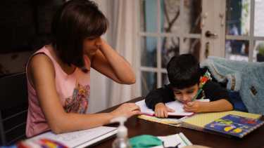 Padres, madres además de teletrabajar, tienen que hacer de docentes en casa. Fotos Gonzalo Maldonado