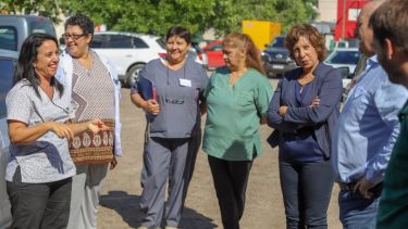 La gobernadora con personal del hospital Zatti de Viedma. Foto: gentileza.