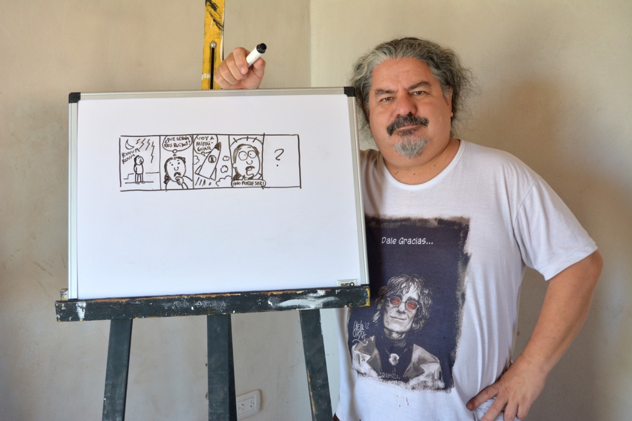 Chelo Candia, autor de la serie Viajeros en el suplemento Voy del Río Negro, es historietista, dibujante y muralista. Da talleres municipales gratuitos en Roca. En esta nota te cuenta cómo hacer una historieta viajera.
