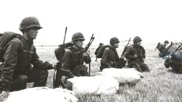 La Batería Alfa que integraba el cabo segundo Jorge Gimenez (tenía 19 años y ocho soldados a cargo) minutos después de saltar de un helicópero a las Malvinas, en la mañana del viernes 2 de abril de 1982.