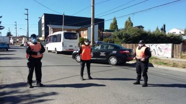 La PSA corta el tránsito y controla quienes llegan al banco Nación de la calle Anasagasti de Bariloche.