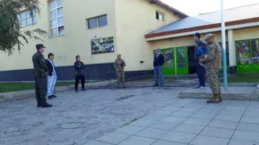 El comité de emergencias y el Ejército reunidos el 31 de marzo, cuando el pueblo se preparaba para asistir contagios. (Gentileza).-
