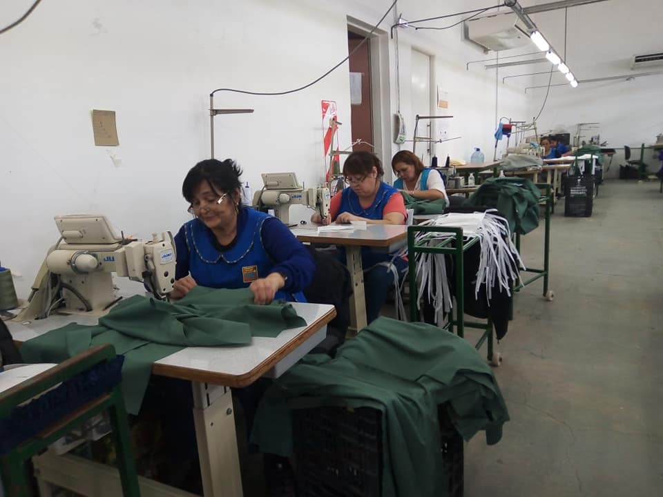 Las obreras textiles de Traful Newen están produciendo barbijos de tela. (Gentileza).-