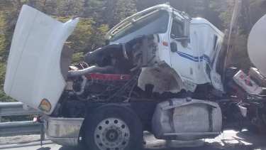 Así quedó el camión después del siniestro vial. (Gentileza bomberos).-