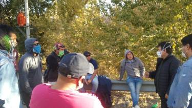 Los trabajadores dialogando con el intendente de Chos Malal. Foto: Facebook @radiochosmalal102.1