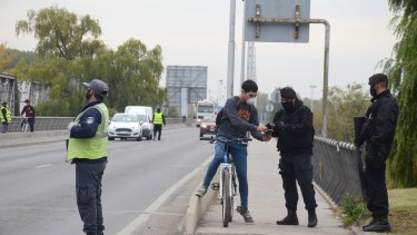 En auto o en bicicleta, los controles de circulación rigen por igual (foto Yamil Regules)