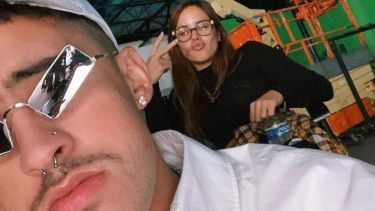 Bad Bunny canta el tema junto a su novia Gabriela Berlingeri.