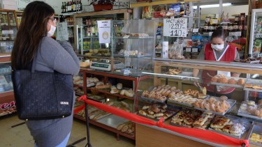 Los comercios tienen nuevas restricciones en Bariloche, el nuevo horario de atención al público es de 10 a 18. Foto: Alfredo Leiva