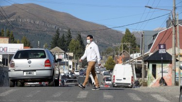 En las calles hay controles policiales por las restricciones pero ningún inspector de tránsito municipal. Foto: Alfredo Leiva