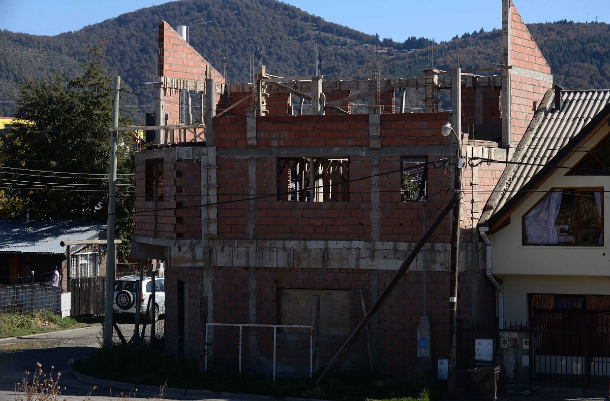 Para tramitar la autorización de la obra de una casa, se demora 6 meses  en la municipalidad de Bariloche. Archivo