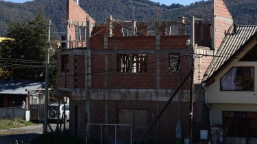 Para tramitar la autorización de la obra de una casa, se demora 6 meses  en la municipalidad de Bariloche. Archivo