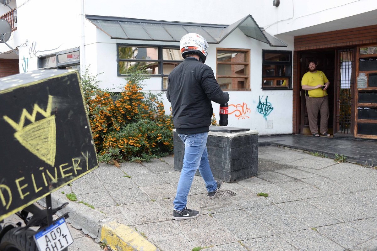 En Bariloche los comercios ahora deben registrarse en el municipio para poder realizar delivery en cuarentena. Foto: Alfredo Leiva