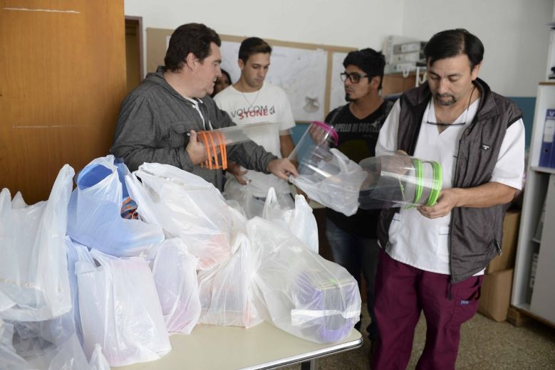 Esta semana, los voluntarios entregaron máscaras 3D al hospital Ramón Carrillo. Foto: Alfredo Leiva