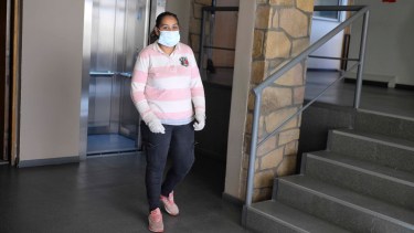 Estefanía Quiroz en los pasillos de Tribunales de Bariloche tras haber sido liberada. (Foto: Alfredo Leiva)