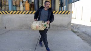 Provisión de garrafas y leña en los barrios de Bariloche, se agrava en la cuarentena