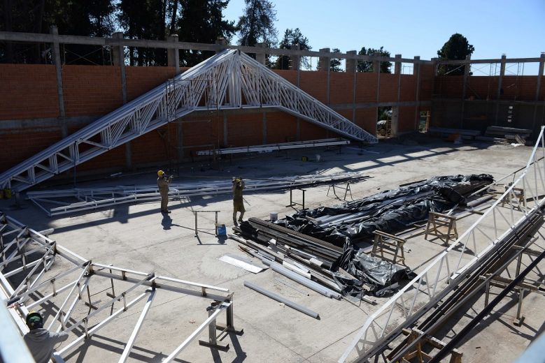 En el polideportivo de la UNC Bariloche que financia la Provincia, no se tienen las obras a pesar de la cuarentena. Foto: Alfredo Leiva
