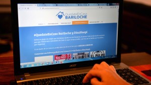 El celular y la computadora, los aliados de la cuarentena en Bariloche