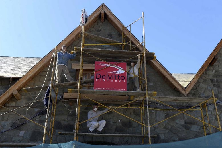 Los obreros que realizan mejoras en la fachada del Centro Cívico de Bariloche continúan trabajando. Foto: Alfredo Leiva