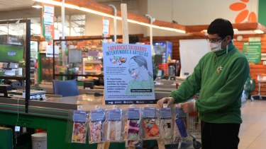 Los "tapabocas" se puede adquirir en las sucursales del supermercado Todo. Foto: Alfredo Leiva