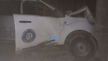 Así quedó la camioneta de la Unidad 4° de Cipolletti. Foto: gentileza. 