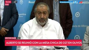 Fernández analizó con la CGT conformar «una mesa tripartita» para salir del aislamiento