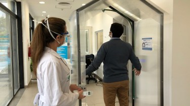 La primera cabina desinfectante fue instalada en el ingreso a Fundación Intecnus. Foto: gentileza