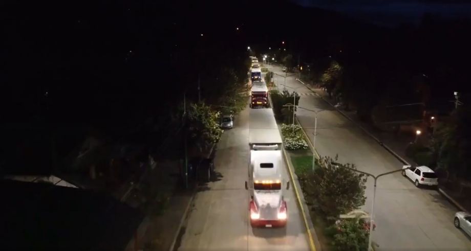 Los camiones internacionales circulan de noche por la localidad. Foto: Captura de video. 
