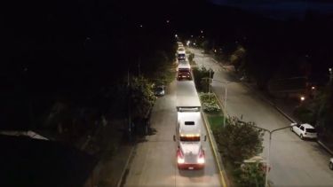 Los camiones internacionales circulan de noche por la localidad. Foto: Captura de video. 