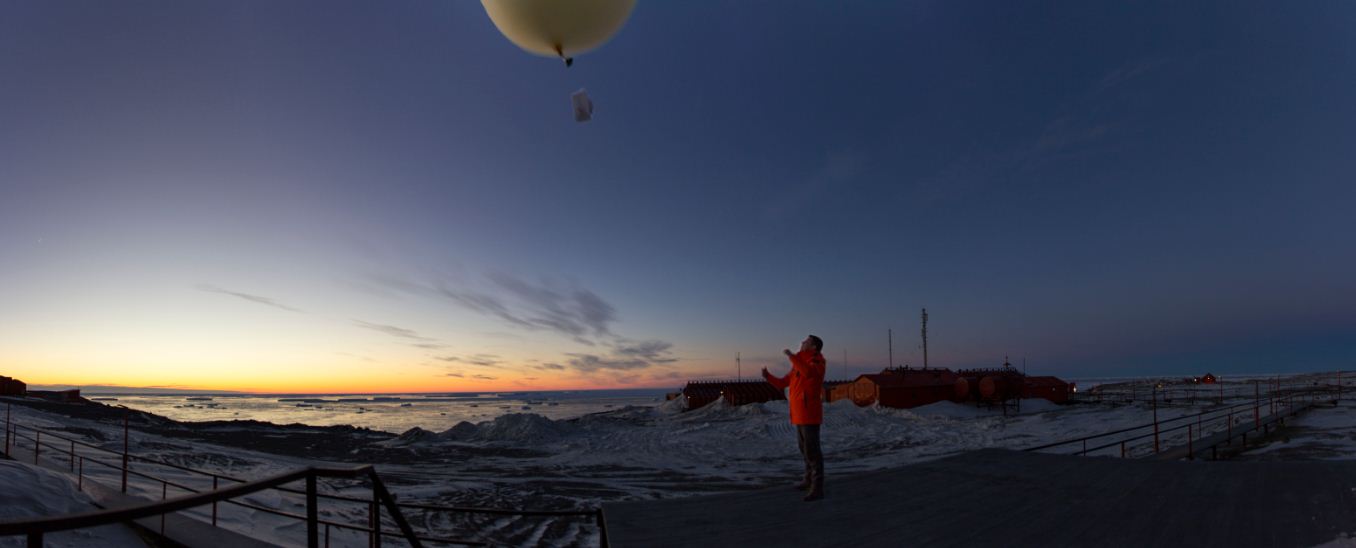Martín lanza una ozono sonda. La transporta un globo inflado con gas y los datos que arrojan esas mediciones son el primer paso de la cadena de las investigaciones científicas sobre el cambio climático y la capa de ozono, entre otros proyectos.