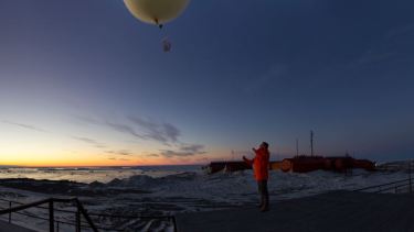 Martín lanza una ozono sonda. La transporta un globo inflado con gas y los datos que arrojan esas mediciones son el primer paso de la cadena de las investigaciones científicas sobre el cambio climático y la capa de ozono, entre otros proyectos.