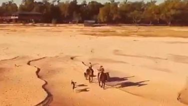 Parece un desierto, es el cruce a caballo de un brazo del río Paraná por la bajante histórica