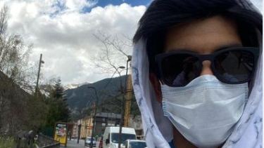 Alejandro Ocampo en su primera salida, el viernes 17 de marzo. "La sensación que tuve fue la de recuperar la libertad". Vive en Villa La Angostura, donde trabaja en Cerro Bayo. En el invierno europeo trabaja en un centro de esquí en Andorra.