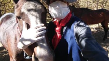 Tras un mes sin salir de la chacra por la cuarentena, Vito Sicolo fue a hacer las compras con su yegua Rosita, que lo lleva a todos lados en Fernández Oro y Cipolletti.