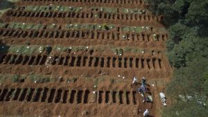 Brasil proyecta déficit histórico y tiene récord de sepulturas