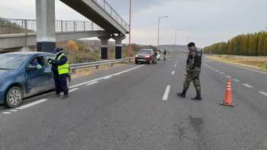 En los ingresos a Regina por ruta 22 verifican permisos de circulación de automovilistas. (Foto Néstor Salas)