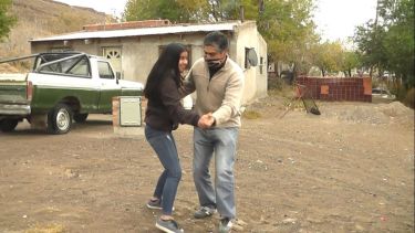 El patio de la humilde vivienda, se convirtió en una improvisada pista de baile, para que Oriana pueda cumplir su sueño de bailar el vals de los quince con su papá. (Foto: gentileza prensa municipio de Jacobacci).