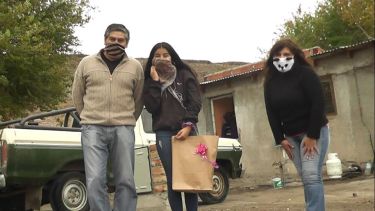 Junto a su papá  Pedro, Oriana agradeció el gesto a la Secretaria de Cultura Municipal, Miriam Rojas. (Foto: Gentileza municipio de Jacobacci)