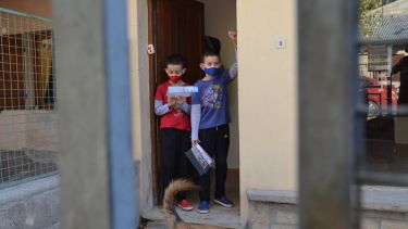 Felipe y Mariano recibieron su torta de cumpleaños y obsequios. (Foto: municipal de Jacobacci).