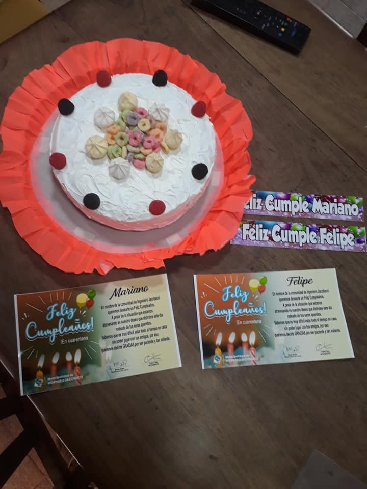 Torta y tarjetas de feliz cumpleaños para cada niño jacobaccino. (Foto: gentileza).