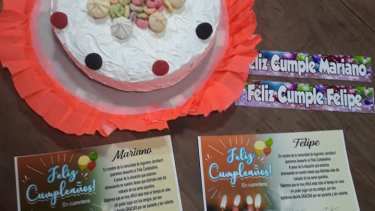 Torta y tarjetas de feliz cumpleaños para cada niño jacobaccino. (Foto: gentileza).