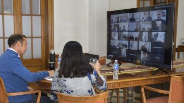 El gobernador Omar Gutiérrez y la ministra Andrea Peve (de espaldas) mantuvieron un encuentro virtual con integrantes del sistema de salud. Foto Neuquén Informa