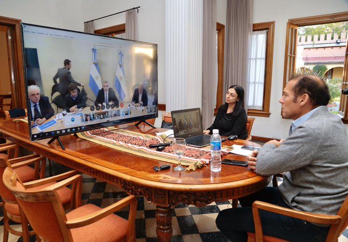 El gobernador Omar Gutiérrez mostró en redes sociales cómo se desarrolla la charla. Foto: gentileza prensa  provincial.-