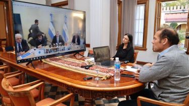 El gobernador Omar Gutiérrez mostró en redes sociales cómo se desarrolla la charla. Foto: gentileza prensa  provincial.-