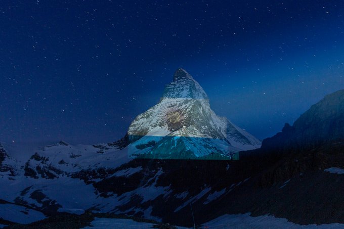 La montaña más famosa de los Alpes, Matterhorn, se ilumina cada noche con los colores de un país. Este fue el turno de la Argentina. Foto: Embajada de Suiza en Argentina