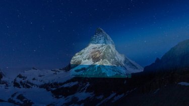 La montaña más famosa de los Alpes, Matterhorn, se ilumina cada noche con los colores de un país. Este fue el turno de la Argentina. Foto: Embajada de Suiza en Argentina